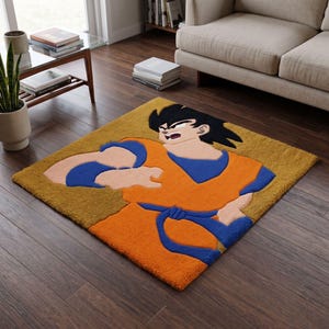 Könnte beinhalten: Ein rechteckiger getufteter Teppich mit einer grafischen Illustration einer Figur mit stacheligem schwarzem Haar, die eine orangefarbene Kampfkunstuniform mit blauen Akzenten trägt, vor einem senfgelben Hintergrund mit texturierter Oberfläche.