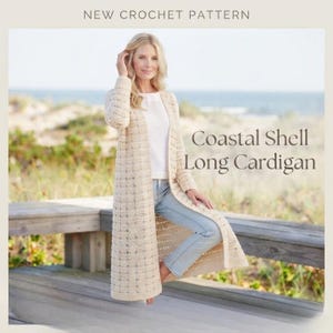 Puede incluir: Un cárdigan largo de ganchillo color crema con diseño frontal abierto y un patrón de puntos texturizado y repetitivo. El texto "NEW CROCHET PATTERN" aparece en la parte superior y "Coastal Shell Long Cardigan" a la derecha.