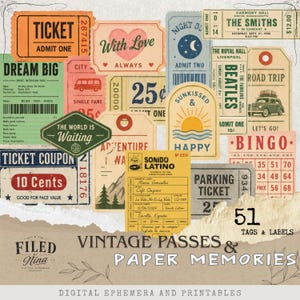 Può includere: Una collezione di 51 etichette e cartellini di carta in stile vintage con vari design, tra cui biglietti per concerti, cartelle della tombola, biglietti del parcheggio e temi di viaggio con testo come The Smiths, Beatles, Sonido Latino e Sunkissed & Happy.