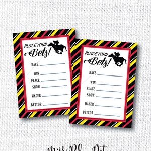 Puede incluir: Dos tarjetas rectangulares de apuestas con un tema de carreras de caballos. Las tarjetas tienen un borde rojo con rayas diagonales negras y amarillas. El texto en las tarjetas dice "PLACE YOUR Bets!" e incluye campos para carrera, ganar, lugar, espect&aacute;culo, apuesta y apostador.