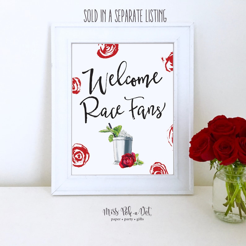 K&ouml;nnte beinhalten: Wei&szlig; gerahmtes Schild mit dem Text "Welcome Race Fans" in schwarzer Schrift. Das Schild zeigt rote Rosenillustrationen und eine Cocktailgrafik. Rechts steht eine Vase mit roten Rosen.