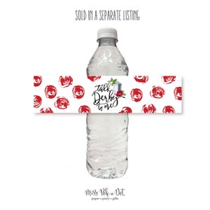 K&ouml;nnte beinhalten: Eine transparente Plastikwasserflasche mit wei&szlig;em Deckel. Ein dekoratives Band umschlie&szlig;t die Flasche mit roten Rosenillustrationen und dem Satz "talk Derby to me". Das Band ist wei&szlig; mit roten Rosen.