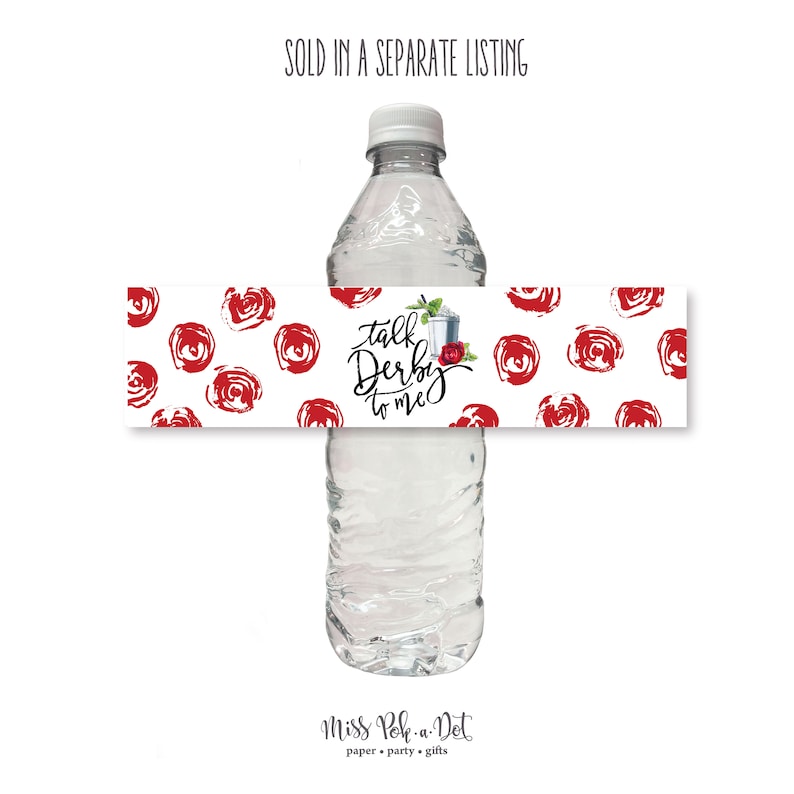 K&ouml;nnte beinhalten: Eine transparente Plastikwasserflasche mit wei&szlig;em Deckel. Ein dekoratives Band umschlie&szlig;t die Flasche mit roten Rosenillustrationen und dem Satz "talk Derby to me". Das Band ist wei&szlig; mit roten Rosen.