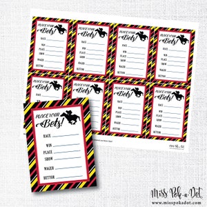 Puede incluir: Hojas impresas con el texto "Place Your Bets!" y una silueta de un jinete sobre un caballo. Las hojas tienen un borde rojo, amarillo y negro e incluyen campos para carrera, ganar, lugar, mostrar, apostar y apostador.