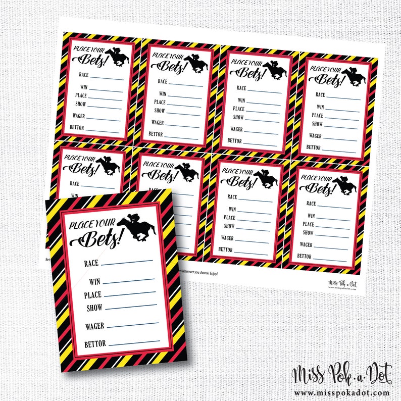 Puede incluir: Hojas impresas con el texto "Place Your Bets!" y una silueta de un jinete sobre un caballo. Las hojas tienen un borde rojo, amarillo y negro e incluyen campos para carrera, ganar, lugar, mostrar, apostar y apostador.