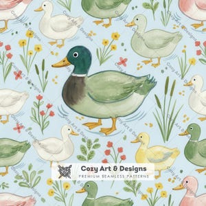 Puede incluir: Un patrón continuo sobre un fondo azul claro con ilustraciones en acuarela de patos reales con cabezas verdes, patos blancos y patitos amarillos intercalados con pequeñas flores rojas y amarillas y juncos verdes. Texto: Cozy Art & Designs.
