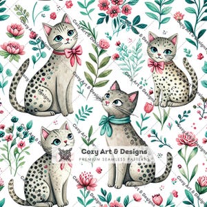 Op de afbeelding: Een naadloos patroon met vier geïllustreerde grijze gevlekte katten met blauwe ogen, roze of groenblauwe strikken, en roze bloemen met groen blad op een witte achtergrond. De tekst Cozy Art & Designs Premium Seamless Patterns is zichtbaar.