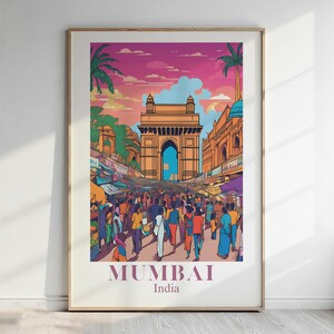 以下が含まれることがあります： ムンバイのインド門を描いた鮮やかなイラストの額入りアートプリント。ピンクとオレンジの空の下、カラフルな屋台と人々で賑わうストリートマーケットの様子が描かれています。下部にはMUMBAI Indiaという文字が印刷されています。