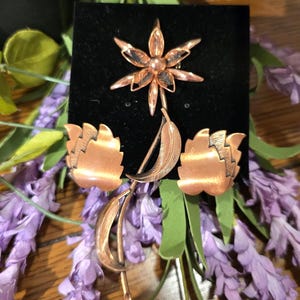 Broche vintage de cobre com flor de haste longa e brincos de pressão em formato de folha - Modernismo de meados do século XX