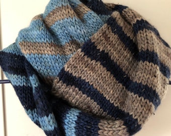 Handgestrickte Infinity Wollschal