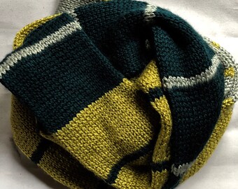 Handgestrickte Schal