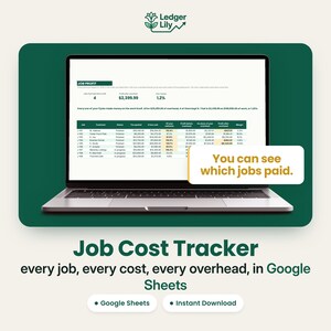 Könnte beinhalten: Ein Laptop zeigt eine Job Cost Tracker Tabelle in Google Sheets. Der Bildschirm präsentiert Finanzdaten wie Gewinn, Kosten und Gemeinkosten. Ein Textfeld enthält den Hinweis, You can see which jobs paid. Das Ledger Lily Logo ist oben.