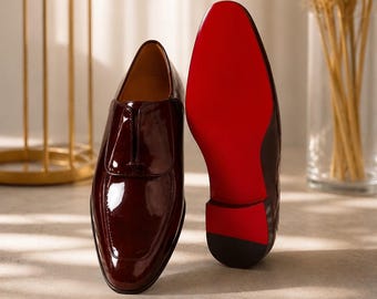 Zapatos Oxford de Christian Louboutin para hombre, de charol marrón, con suela roja, ideales para ocasiones formales y bodas.