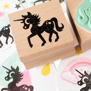 Timbro in gomma con unicorno carino – 1,06" x 1,06", assemblato a mano, legno di faggio, gomma color menta