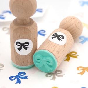 Mini-Stempel mit Schleife - Perfekt, um einen bezaubernden Touch hinzuzufügen