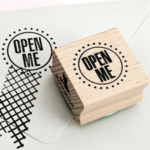 Ronde Stempel - "Open Me" Tekst - Houten Montuur