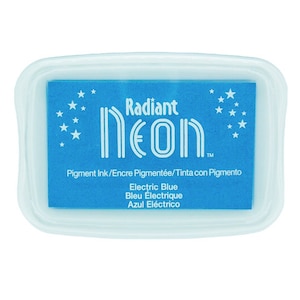 Pu&ograve; includere: Un tampone d'inchiostro blu con il testo "Radiant Neon" e "Pigment Ink/Encre Pigment&eacute;e/Tinta con Pigmento" in bianco. Il tampone d'inchiostro ha anche il testo "Electric Blue", "Bleu &Eacute;lectrique" e "Azul El&eacute;ctrico" in bianco.
