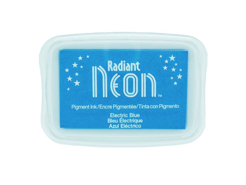 Pu&ograve; includere: Un tampone d'inchiostro blu con il testo "Radiant Neon" e "Pigment Ink/Encre Pigment&eacute;e/Tinta con Pigmento" in bianco. Il tampone d'inchiostro ha anche il testo "Electric Blue", "Bleu &Eacute;lectrique" e "Azul El&eacute;ctrico" in bianco.