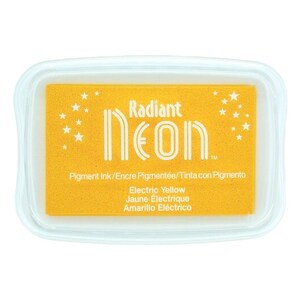 Pu&ograve; includere: Un tampone d'inchiostro giallo con il testo "Radiant Neon" e "Pigment Ink/Encre Pigment&eacute;e/Tinta con Pigmento" in bianco. Il tampone d'inchiostro &egrave; etichettato "Electric Yellow", "Jaune &Eacute;lectrique" e "Amarillo El&eacute;ctrico".