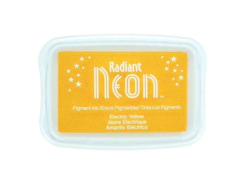 Pu&ograve; includere: Un tampone d'inchiostro giallo con il testo "Radiant Neon" e "Pigment Ink/Encre Pigment&eacute;e/Tinta con Pigmento" in bianco. Il tampone d'inchiostro &egrave; etichettato "Electric Yellow", "Jaune &Eacute;lectrique" e "Amarillo El&eacute;ctrico".