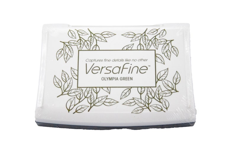 Puede incluir: Tinta blanca con un dise&ntilde;o de hoja de oro y el texto "Captures fine details like no other VersaFine Olympia Green".