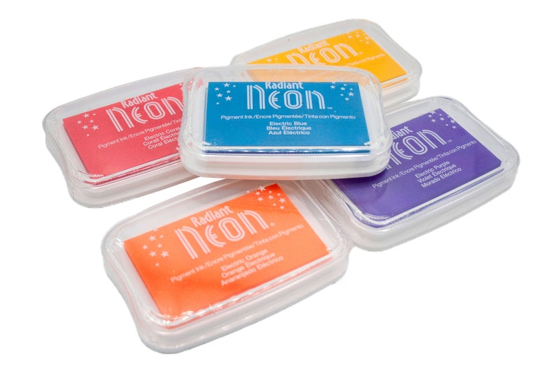 Pu&ograve; includere: Cinque tamponi d'inchiostro in custodie di plastica trasparente con le parole "Radiant Neon" e i colori dell'inchiostro: corallo, blu elettrico, arancione, viola elettrico e giallo.