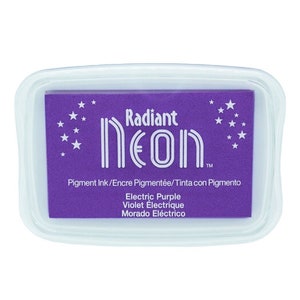 Pu&ograve; includere: Un tampone d'inchiostro viola con il testo "Radiant Neon" e le parole "Electric Purple, Violet &Eacute;lectrique, Morado El&eacute;ctrico" in bianco. Il tampone d'inchiostro &egrave; circondato da una custodia di plastica trasparente.