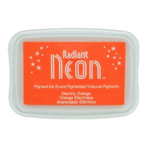 Pu&ograve; includere: Tavoletta di inchiostro arancione con il testo "Radiant Neon" e "Pigment Ink/Encre Pigment&eacute;e/Tinta con Pigmento" in bianco. La tavoletta di inchiostro &egrave; etichettata "Electric Orange, Orange &Eacute;lectrique, Anaranjado El&eacute;ctrico".