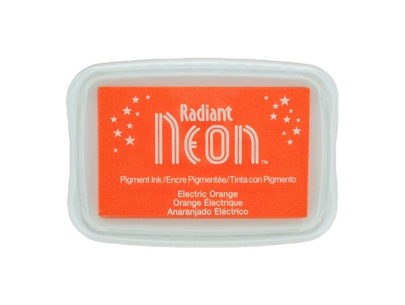 Pu&ograve; includere: Tavoletta di inchiostro arancione con il testo "Radiant Neon" e "Pigment Ink/Encre Pigment&eacute;e/Tinta con Pigmento" in bianco. La tavoletta di inchiostro &egrave; etichettata "Electric Orange, Orange &Eacute;lectrique, Anaranjado El&eacute;ctrico".