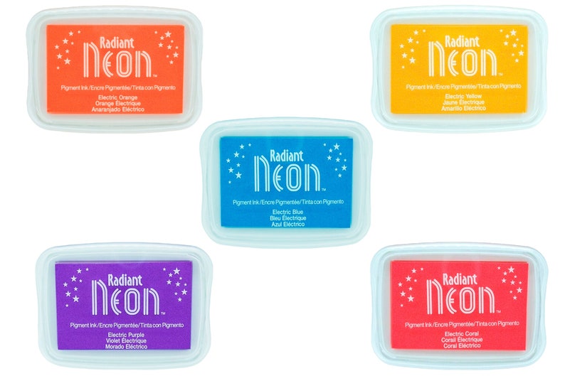 Pu&ograve; includere: Cinque tamponi d'inchiostro con un'etichetta bianca che dice "Radiant Neon" e il nome del colore dell'inchiostro in inglese, francese e spagnolo. I tamponi d'inchiostro sono di colore arancione elettrico, giallo elettrico, blu elettrico, viola elettrico e corallo elettrico.