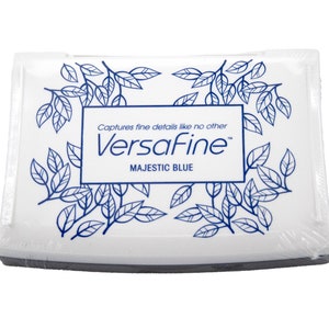 Puede incluir: Una almohadilla de tinta blanca con un dise&ntilde;o floral azul y el texto "Captures fine details like no other VersaFine&trade; MAJESTIC BLUE".