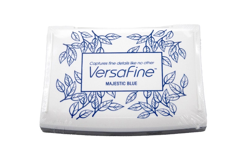 Puede incluir: Una almohadilla de tinta blanca con un dise&ntilde;o floral azul y el texto "Captures fine details like no other VersaFine&trade; MAJESTIC BLUE".