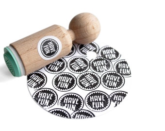 Mini-Stempel „Have Fun“, kleiner Textstempel mit „Have Fun“, Gummistempel „Have Fun“.