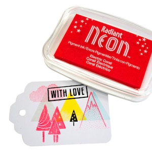 Pu&ograve; includere: Un tampone d'inchiostro rosso con il testo "Radiant Neon" e "Electric Coral" in bianco. Il tampone d'inchiostro &egrave; in una custodia di plastica trasparente. Uno sfondo bianco con il testo "WITH LOVE" e un design rosa e blu.
