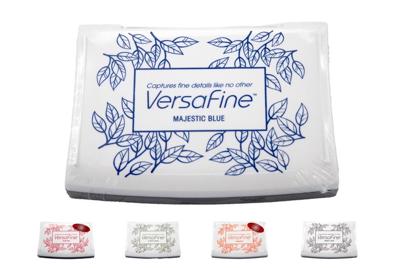 Puede incluir: Tinta Versafine en Majestic Blue. La almohadilla de tinta es blanca con un dise&ntilde;o floral azul y el texto "Captures fine details like no other Versafine Majestic Blue".