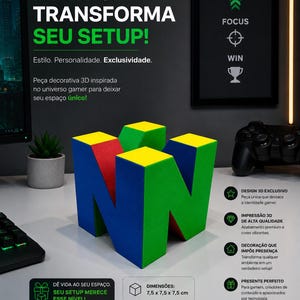 Pode incluir: Um objeto decorativo impresso em 3D com o formato do logótipo da Nintendo 64, com painéis azuis, verdes, vermelhos e amarelos. O objeto está numa secretária com texto em português, incluindo as dimensões 7,5 x 7,5 x 7,5 cm.