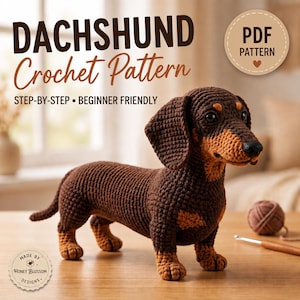 Op de afbeelding: Een gehaakt teckel-speeltje van donkerbruin en bruin garen, met hangende oren en een lang lichaam. De tekst luidt: DACHSHUND Crochet Pattern, STEP-BY-STEP • BEGINNER FRIENDLY, PDF PATTERN en MADE BY HONEY BLOSSOM DESIGNS.