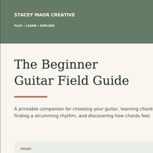 Peut inclure: Un document numérique intitulé The Beginner Guitar Field Guide par Stacey Maor Creative. La page présente un en-tête vert foncé, un fond crème et du texte décrivant un compagnon imprimable pour choisir des guitares et apprendre des accords.