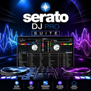 Puede incluir: Una interfaz de software Serato DJ Pro Suite mostrada en una pantalla sobre un controlador de DJ con dos jog wheels y botones iluminados. El fondo presenta gráficos de ondas sonoras azules y moradas y el texto Serato DJ PRO SUITE.