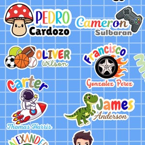Può includere: Una collezione di etichette scolastiche modificabili con testo colorato e varie grafiche a cartoni animati tra cui un fungo, un controller di gioco, palloni sportivi, una ruota d'auto con fiamme, un astronauta su un razzo, un dinosauro e un alieno.