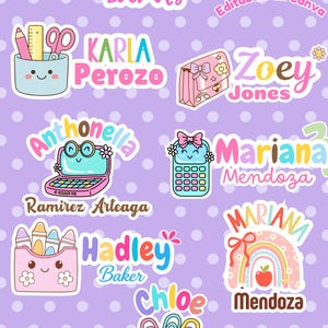 Puede incluir: Un conjunto de 26 etiquetas escolares Kawaii editables con ilustraciones coloridas de útiles escolares como portalápices, mochilas y calculadoras con caras lindas. El texto incluye nombres como Karla Perozo, Zoey Jones, Anthonella Ramirez Arteaga, Mariana Mendoza, Hadley Baker y Parker Stone.