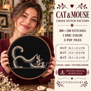 Op de afbeelding: Een houten borduurring met zwarte stof en een kruissteekpatroon van een kat en een muis in beige garen. De tekst luidt CAT & MOUSE CROSS STITCH PATTERN, 200 x 150 STITCHES, 1 DMC COLOR, 3 PDF FILES en vermeldt afmetingen voor 14, 16 en 18 CT.