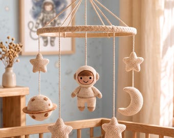 Giostrina per culla all'uncinetto con astronauti e tema spaziale, decorazione per cameretta a tema sistema solare, idea regalo per baby shower.