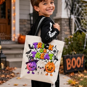 Peut inclure: Un sac fourre-tout en toile blanche avec une impression graphique colorée portant le texte "TRICK OR TREAT" en lettres bulles, entouré d'une toile d'araignée noire, de chauves-souris, d'une araignée et de trois personnages mignons : une sorcière violette, un fantôme blanc et une citrouille orange.