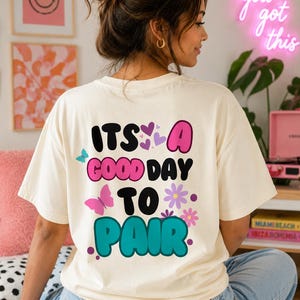 Camiseta "É um Bom Dia para Trabalhar em Dupla" | Artigos para Terapia ABA | Artigos para BCBA | Presente para RBT | Camiseta para Analista do Comportamento | Estampa Floral de Borboletas