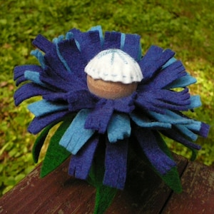 Fata dei fiori blu Peg bambola, Waldorf fata feltro di lana ispirato, grande,