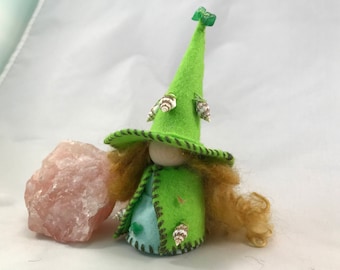 Muñeca de bruja marina con forma de pinza, de inspiración Waldorf, decoración con conchas marinas.
