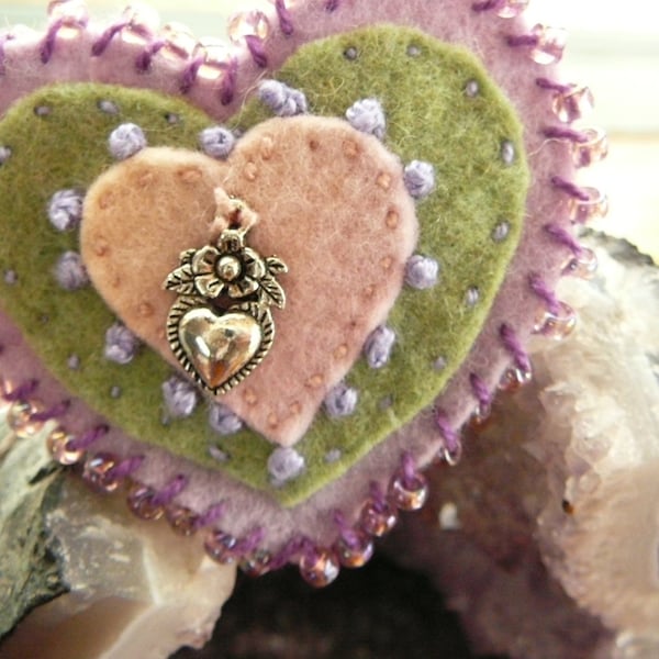Broche coeur en feutre avec breloque Milagros, épingle en laine brodée