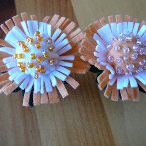 Fata dei fiori con bambola di perline arancione e bianca, ispirata a Waldorf, piccola fata dei fiori in feltro di lana,