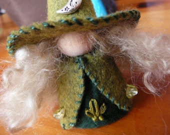 Bruja de fieltro de lana de media luna, muñeca de clavija, inspirada en Waldorf, pieza única, miniatura, muñeca de arte